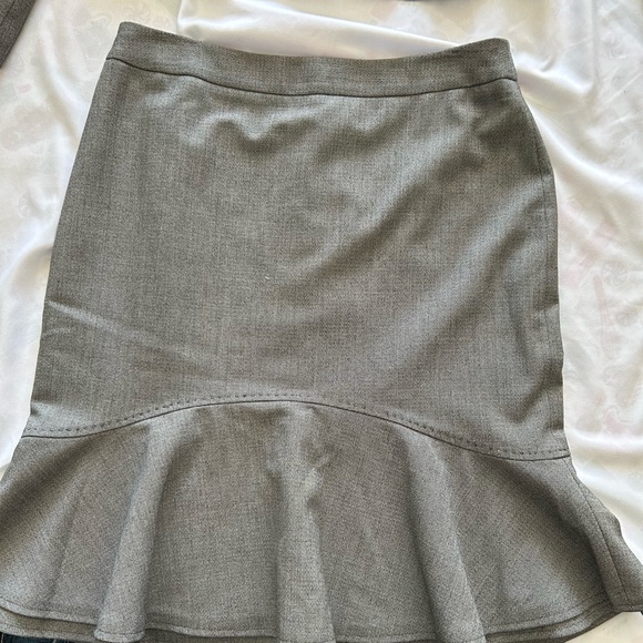 Women’s 2 piece skirt and jacket. Bow detail on sleeves. Great for the office - Picture 2 of 8